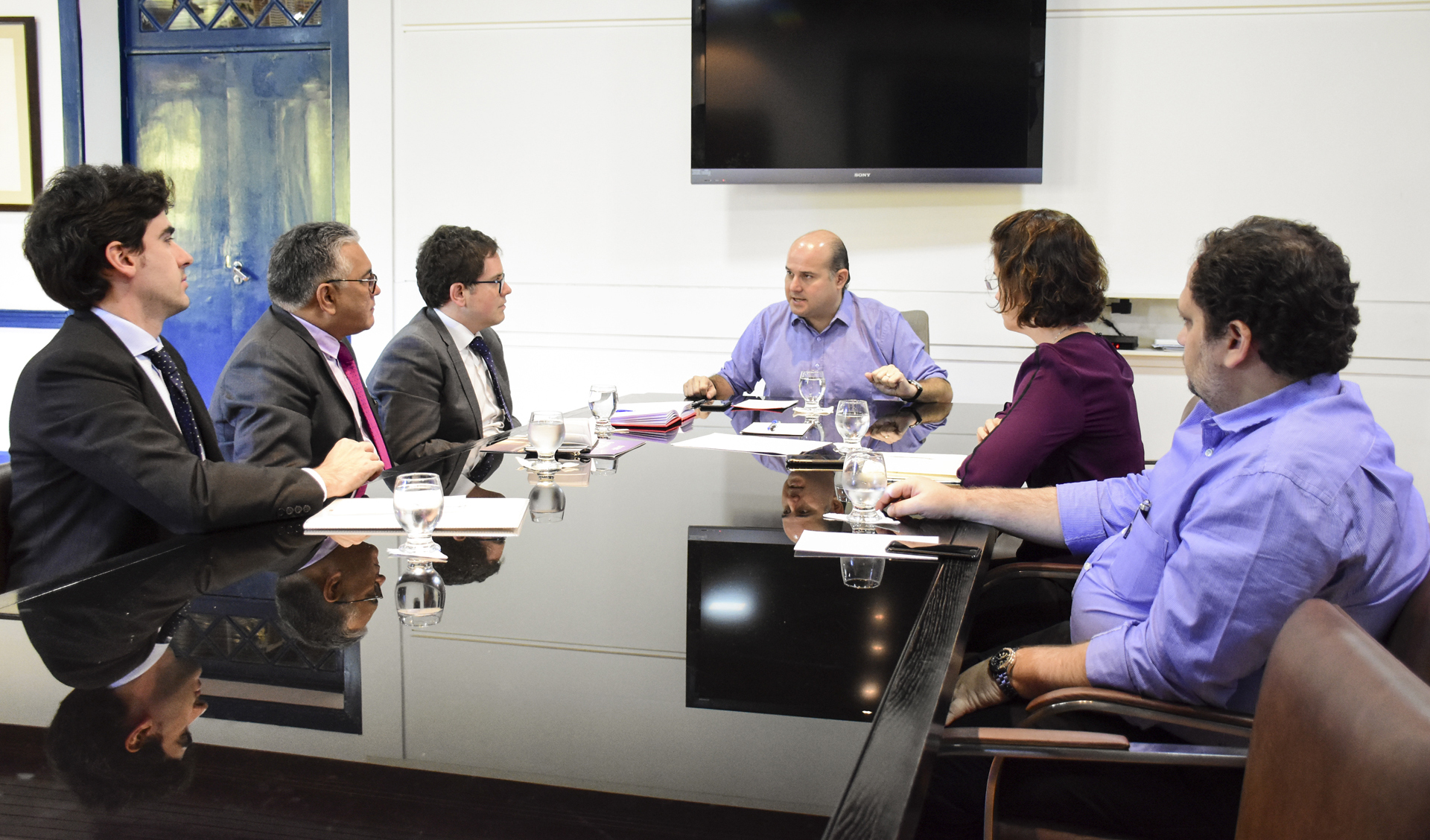 várias pessoas em uma mesa de reuniões